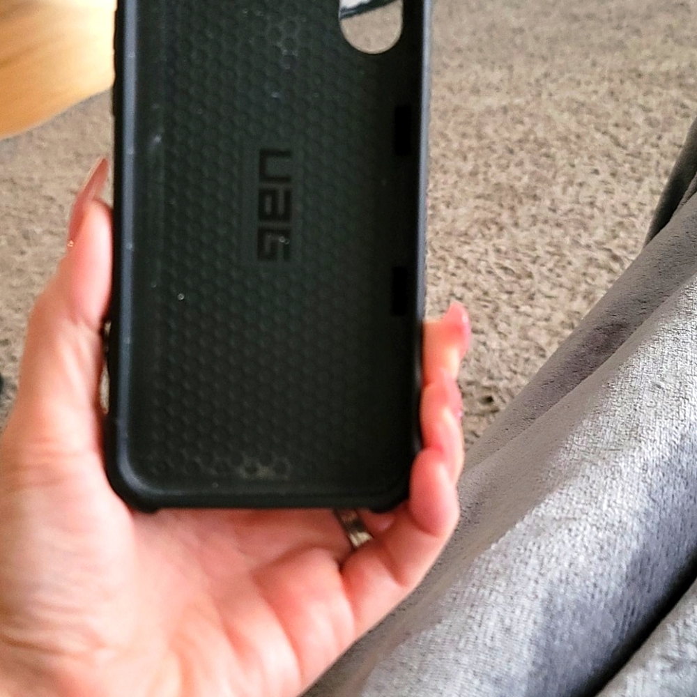 Uag sturdy protective case for iPhone xr